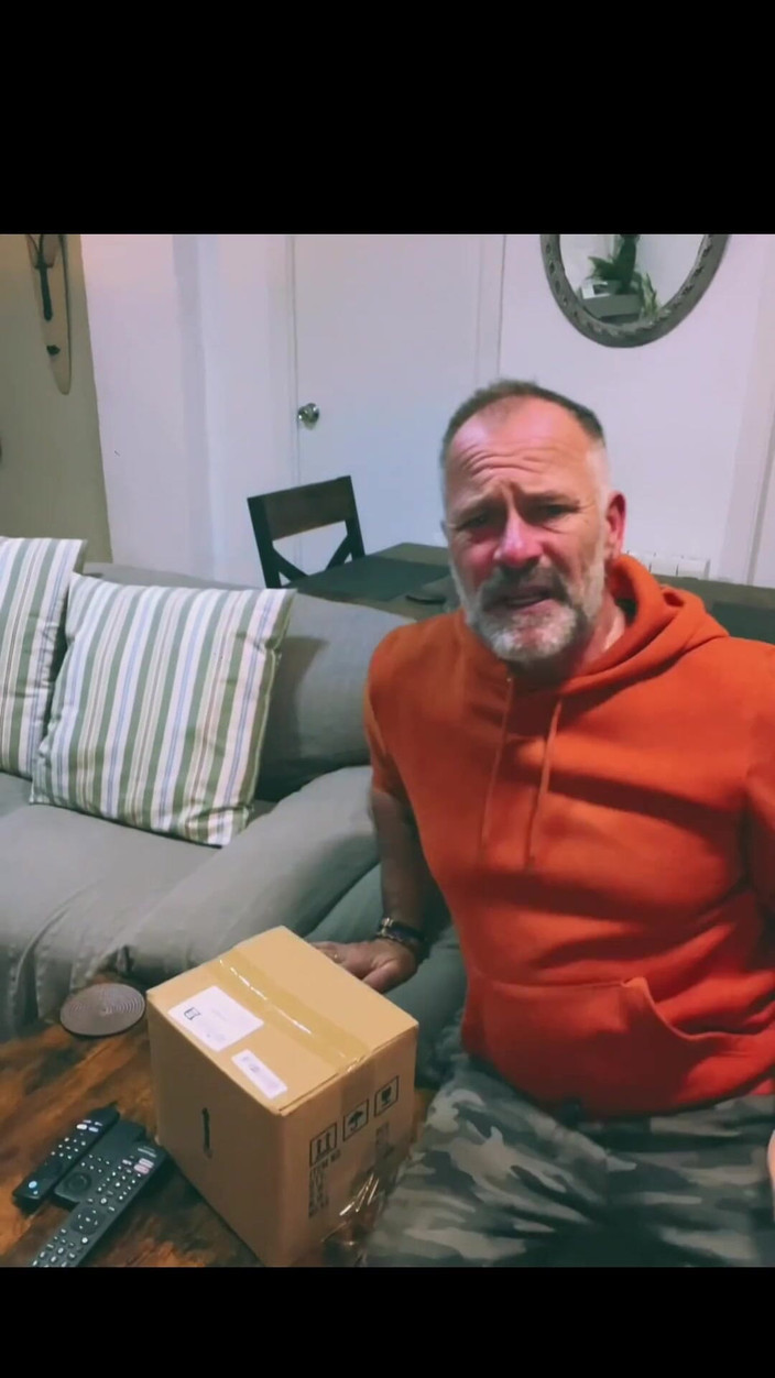 Daddybearvlc: Zítra v 17:00 moje nové rozbalení video Moje nejnovější sexuální hračka !!