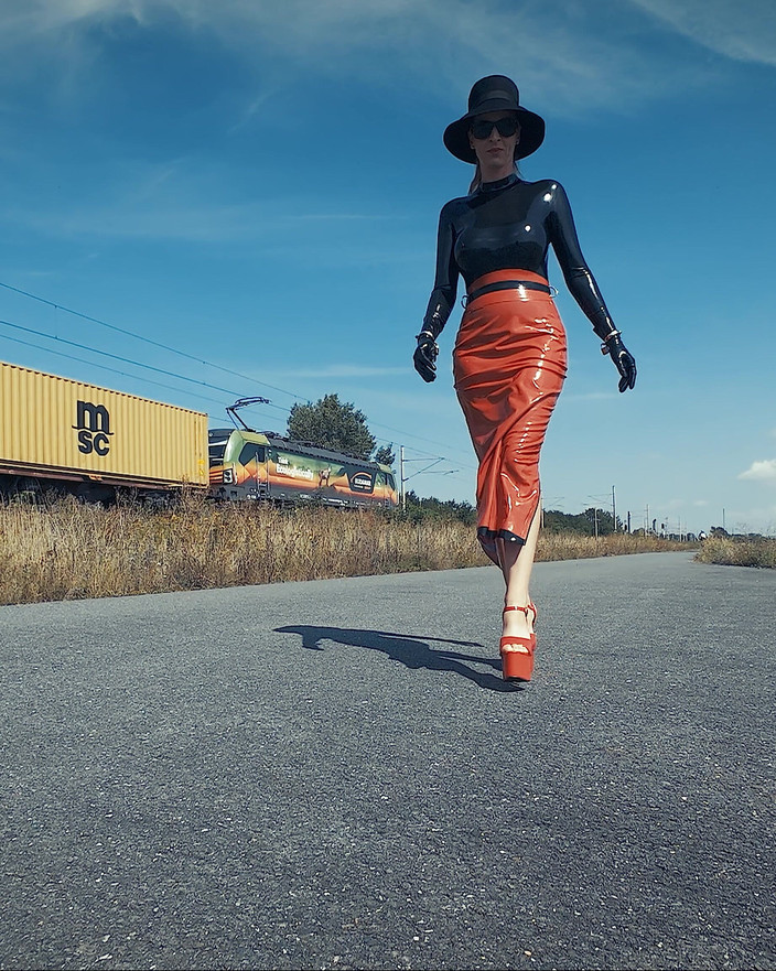 Latex Everest: 사이먼 O. 라텍스 호블스커트 걷기