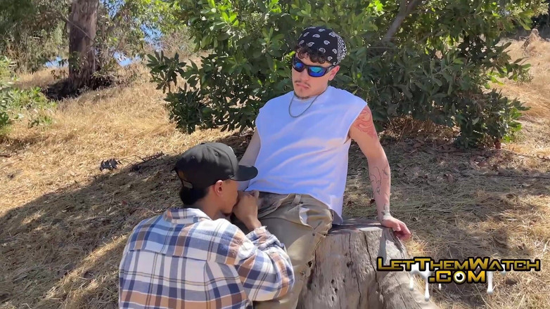 Let them watch: Pijpen pik zuigen betrapt! Grote onbesneden pik!