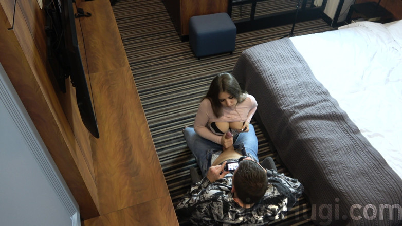 Rico Hugi: Chlápek v hotelu zve sexy brunetku na sex s ním