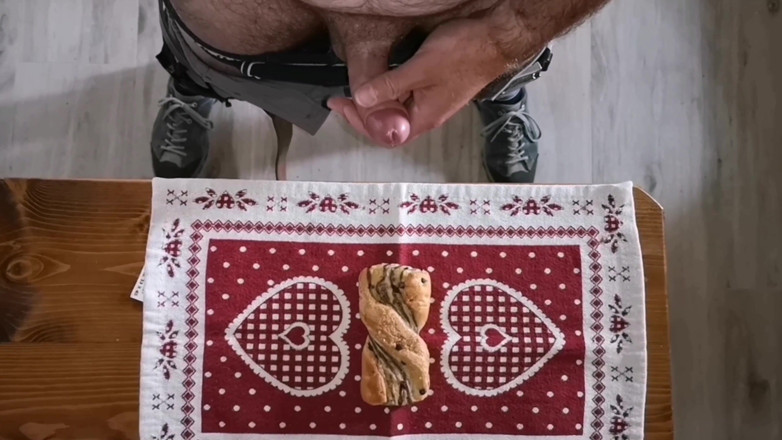 Cicci77: Cicci77 sperm patlaması ile kahvaltı hazırlıyor!