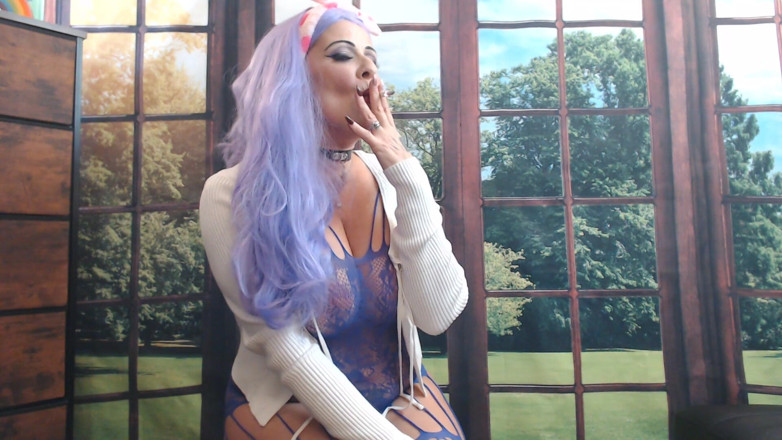 Abby Anna: Tempo di gioco per la sissy fuma patetica