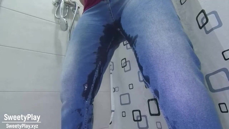 SweetyPlay: Peeing desperation wetting jeans