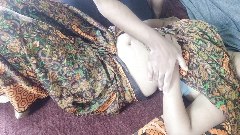 Roni gobal: 大胸部新婚哥喜欢与 devar 发生性关系