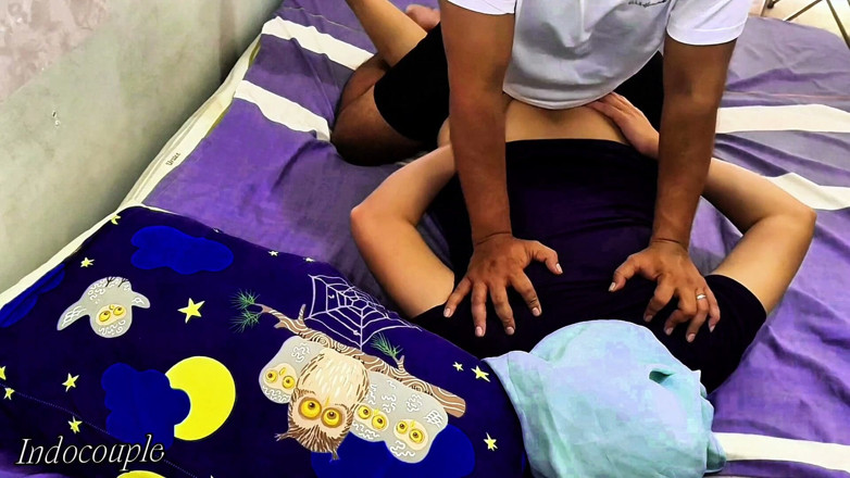 Indo Couple: อาบอบนวดเย้ายวนที่สาวเซ็กซี่ในเคบายาและกระโปรงสั้นกําลังยุ่งกับการนวด