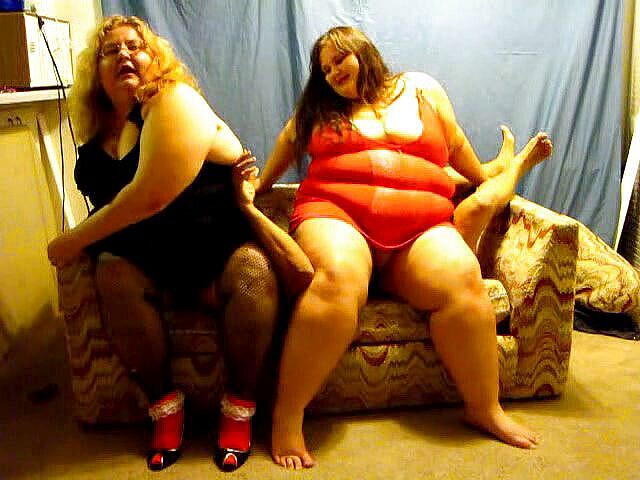 BBW nurse Vicki adventures with friends: Y tá Vicki và Angie ngồi hai mặt ngồi xổm...