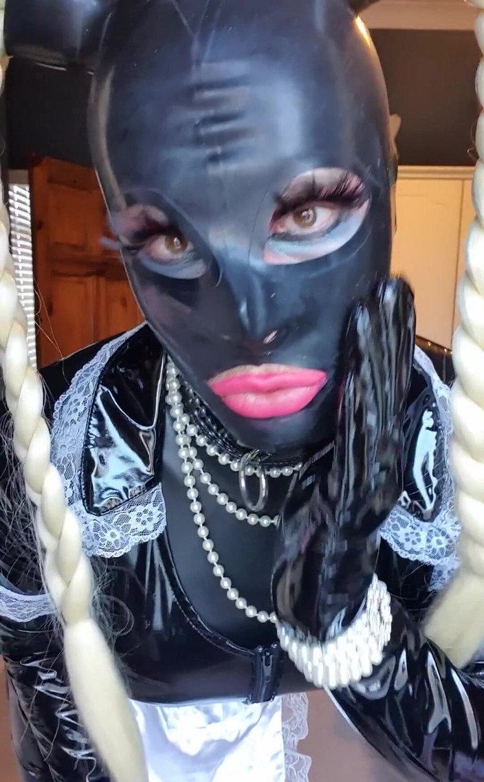 JessicaXD: Zavolal někdo služebnou?