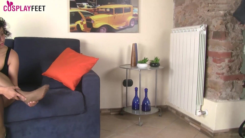 Feet & Cosplay: Super-sexy Thena masând picioarele uimitoare ale lui Tessa