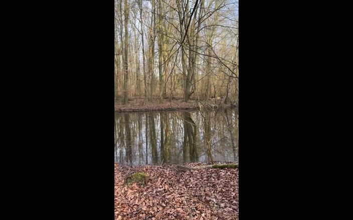 NaomiPerv: Naomi wordt smerig tijdens haar wandeling in het bos