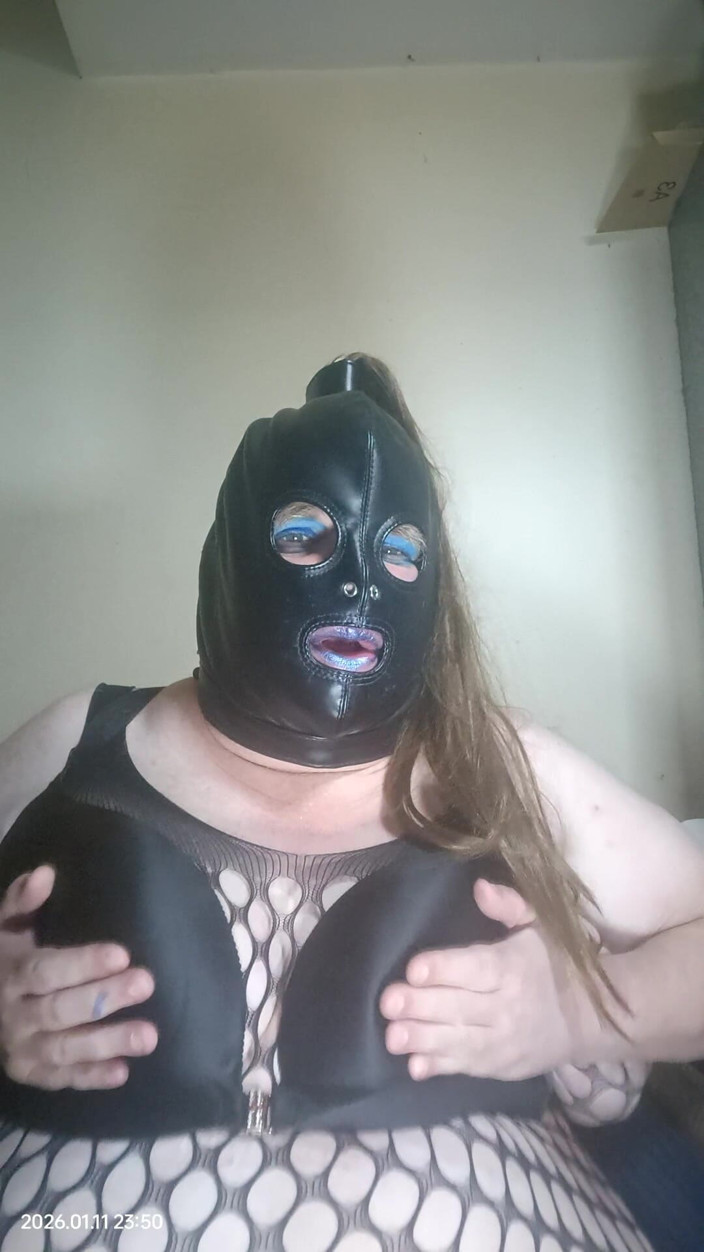 Stephanie-Nicole-TV: Bbw TV si hraje se svými bradavkami prostřednictvím síťovaných tělových...