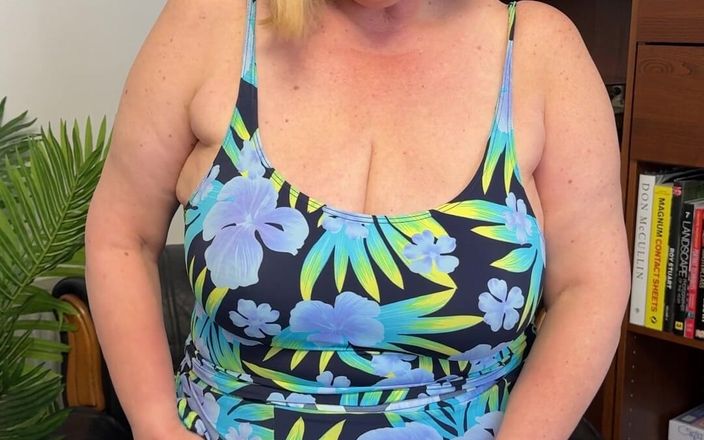 catherinecan69: La mère de vos meilleures amies exhibe ses tankini, collants...