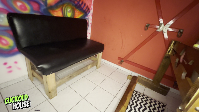 CuckoldHouse: Ondeugende bruid heeft seks met twee mannen in BDSM-kamer