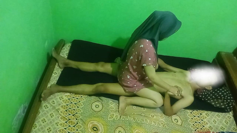Famly sex: Una ragazza con il velo viene scopata da un uomo...