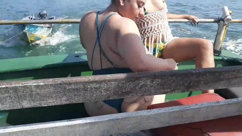 Paty Bumbum: 파티 엉덩이와 의붓여동생 아가사 루도비노와 함께하는 공공 장소에서의 보트 전시