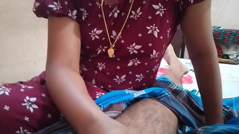 LEGSCOUPLE12: Manželka dává manželovi penis do pusy a dobře mu kouří,...