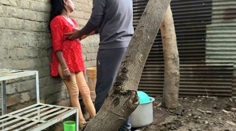 Premi pooja: Індійська дезі бхабхі займалася сексом у лісі - бхабхі сиділа вдома в настрої, її хлопець зайшов за її будинком і відтрахав дупу.