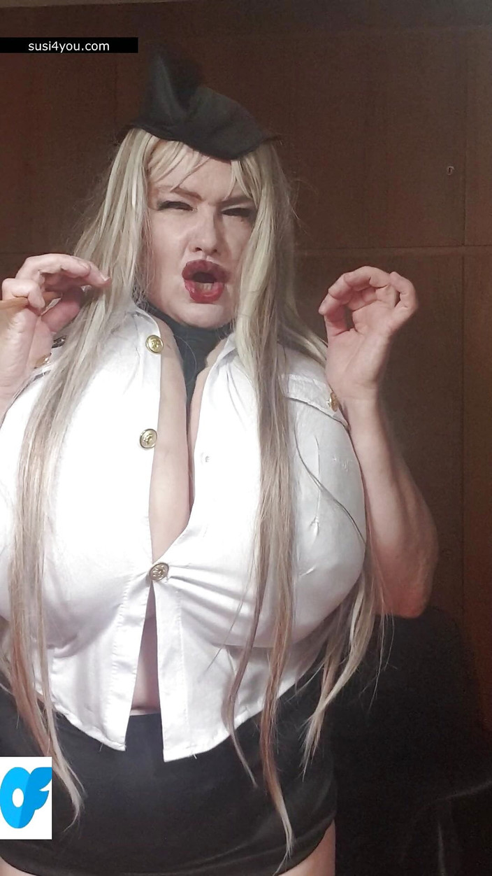 Susi4you: 보지를 보여주는 음란한 경찰