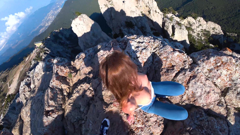 Mia Bandini: Risky fuck on a cliff