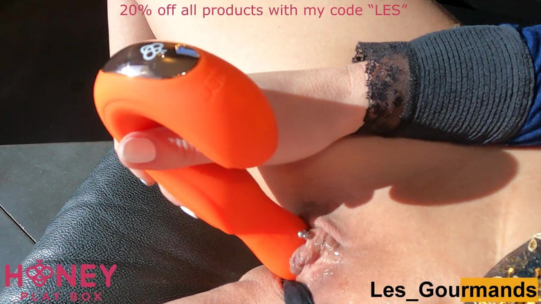 Les Gourmands: Aku lagi asik muasin itil dan memekku pakai mainan seks...