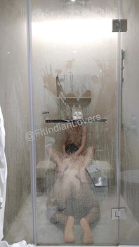 Coppia in forma fa del sesso bollente in doccia erotica