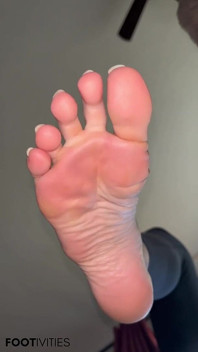 Penghinaan kaki doormat pov oleh ivys feet