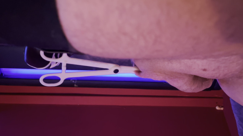 KinkyToyStory: Kinky CBT chuẩn bị cho tự xỏ lỗ bìu.