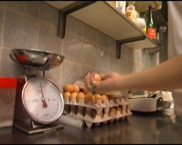 German Amateur Videos: Une serveuse allemande se fait baiser par un chef de...