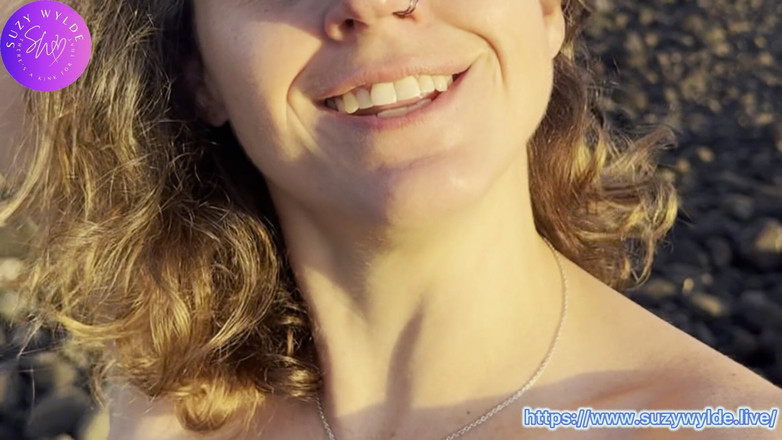 Suzy Wylde: Suzy wylde muncrat di pinggir laut