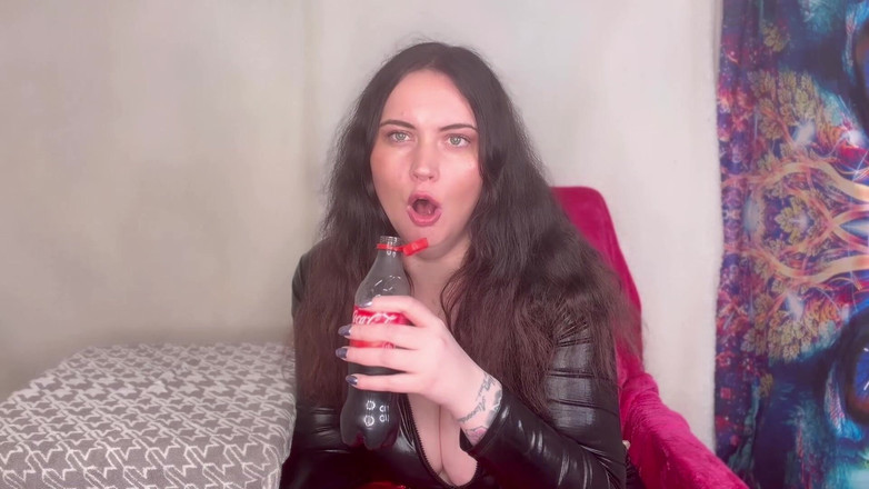 MissFFW: Miss Ffw genießt einen fizzy drink und rülpst