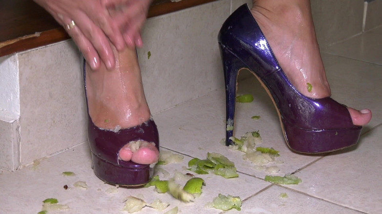 Foot Fetish 4K | By Taworship: 자지를 빨아주는 18세 소녀