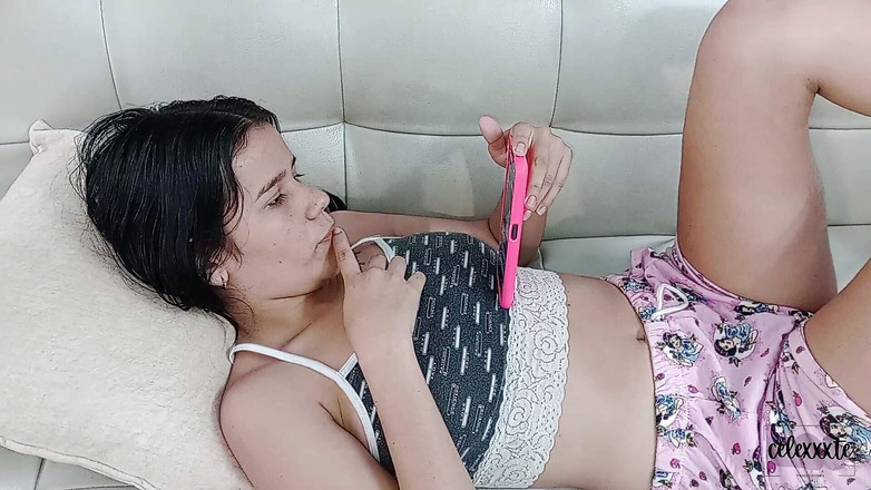 celexxxte: Celexxxxte přijde domů nadržená a líže mi kundičku k orgasmu...