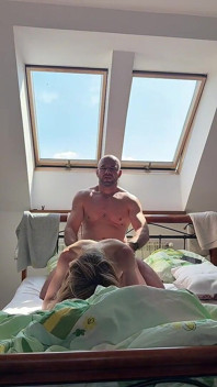 Verdammt hart auf dem Dachboden. Urlaubsabenteuer