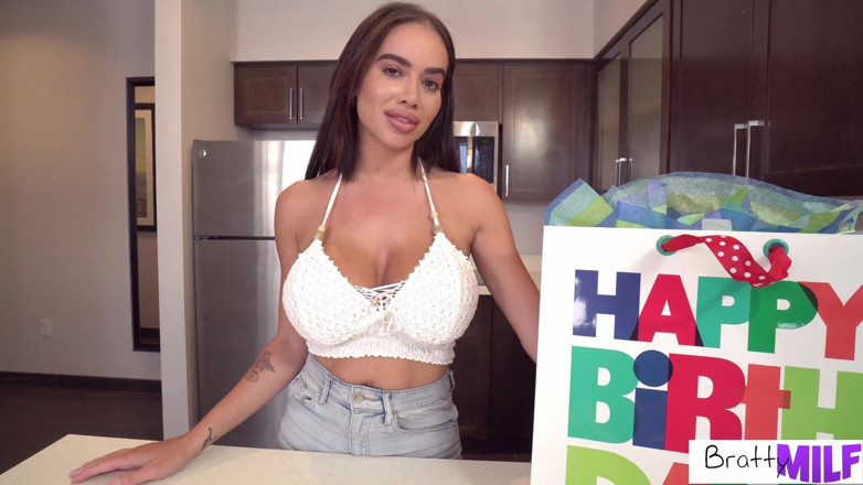 BrattyMilf: Üvey annem bana doğum günü seksi yaptı