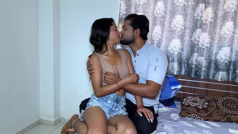 HARDFUCKING: 大きな自然な胸を持つ若いデシの少女が後ろからチンコを受け入れるのが大好き クリアなヒンディー語音声