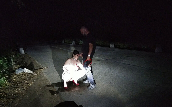 Toilet Mommy: 她的父母认为她在朋友家休息。小便器婊子！