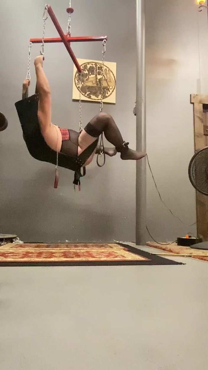 Mistress Scarlet Kiss: Sissy Handsfree se předčasně vystříká do cudnosti Během peggingu a...