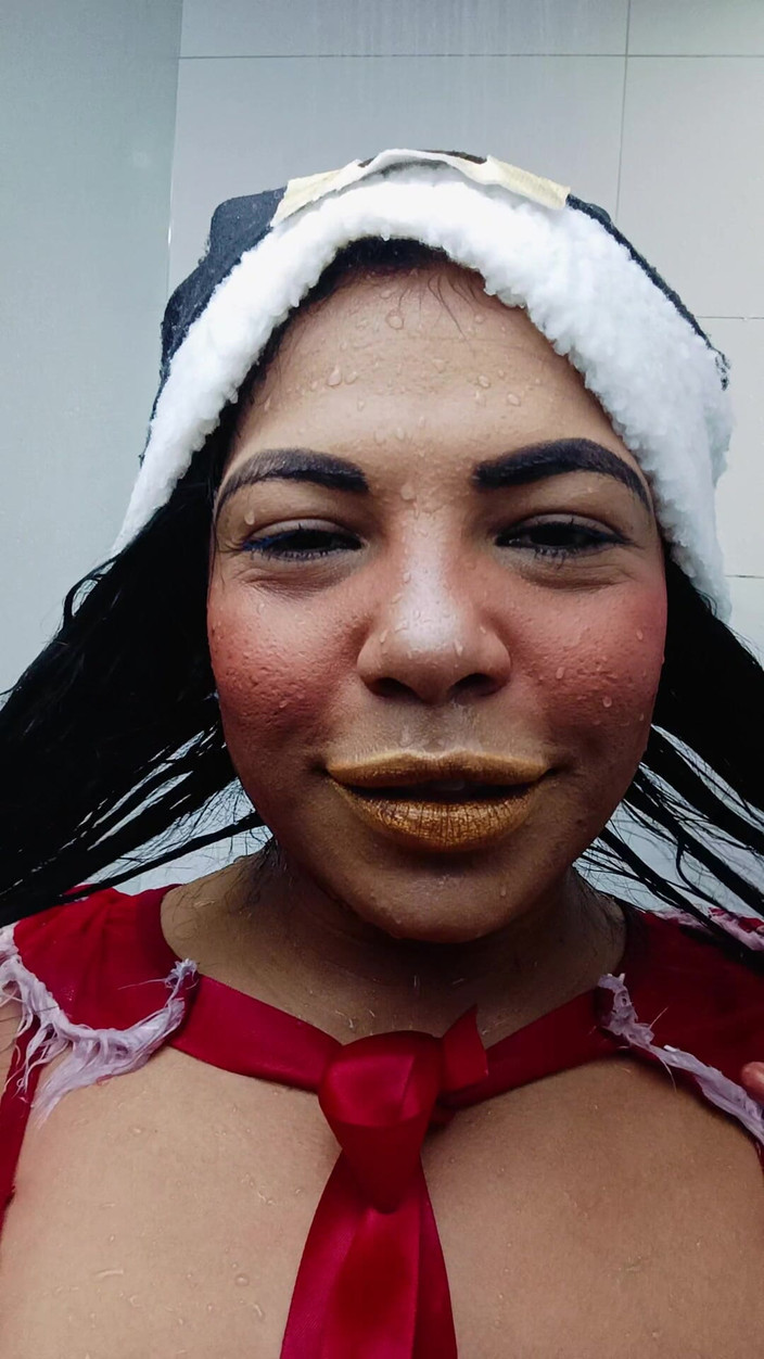 anabel693: Gähnen unter der Dusche zu Weihnachten