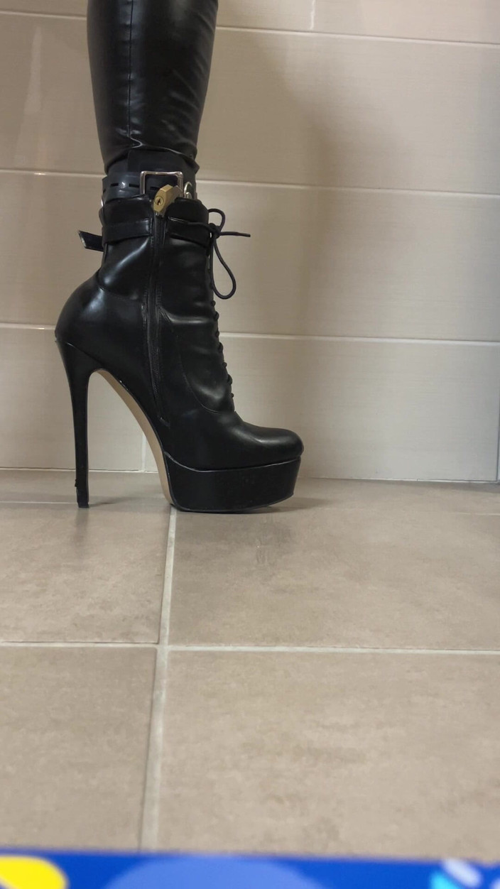 Celiasm: Tất cao su bọc trong gót cao