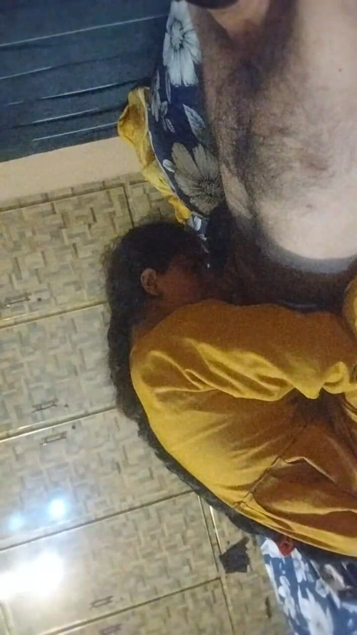 James fucker: 그녀는 라이브로 가서 통통한 바비를 라이브로 따먹어 달라고 부탁해