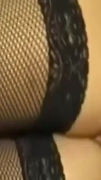Pulzující velké černé péro protahuje velké kozy brunetku ass wide