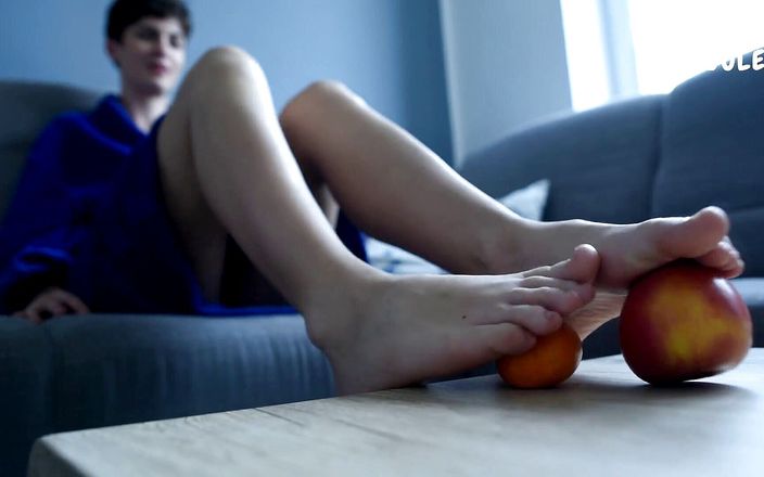 Czech Soles - foot fetish content: Os dedos hábeis de Nikola e pés bonitos e nus