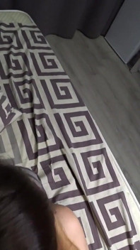 Primeiro eu lambi um pouco, então ele atiçou seu pau