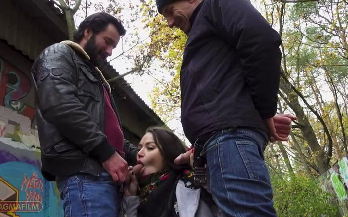 Magmafilm: メガネと体を持つ本物のベルリンの女の子