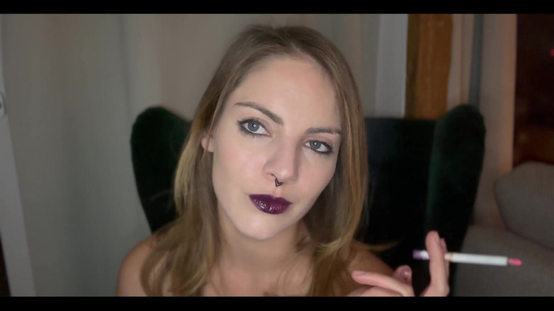 Naughty Natascha: Fumando quente