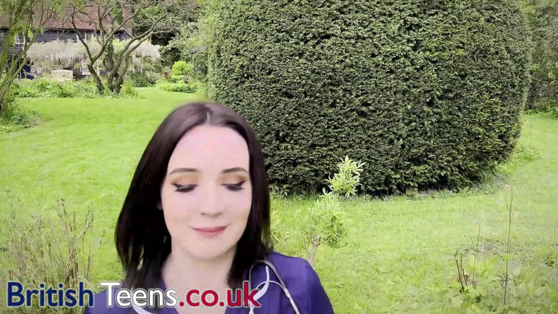 British Teens: शरारती ब्रिटिश नर्स अपने ब्रेक पर वीर्य खाती है