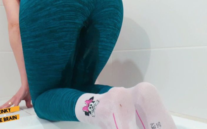 Kinky N the Brain: Zoufalé smáčení mých legín - barevná verze