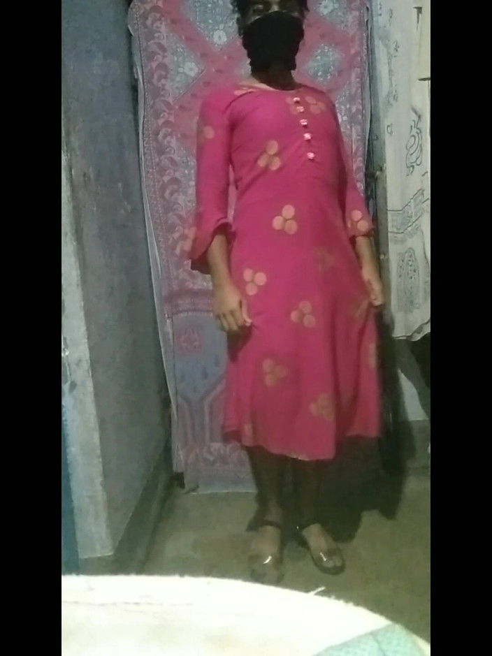 Sissy lily: Pequeña mariquita de polla probando vestido nuevo