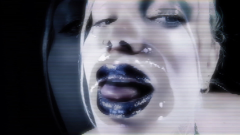 Goddess Misha Goldy: Síla mého polibku. Dělání rtů dronem