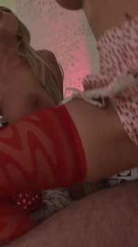 Jenna masturbeert zijn vagina terwijl ze aan een grote pik zuigt