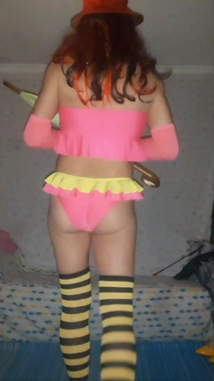 Lizzaali: 내 핑크 비키니를 입고 채찍과 우산을 가지고 노는 중